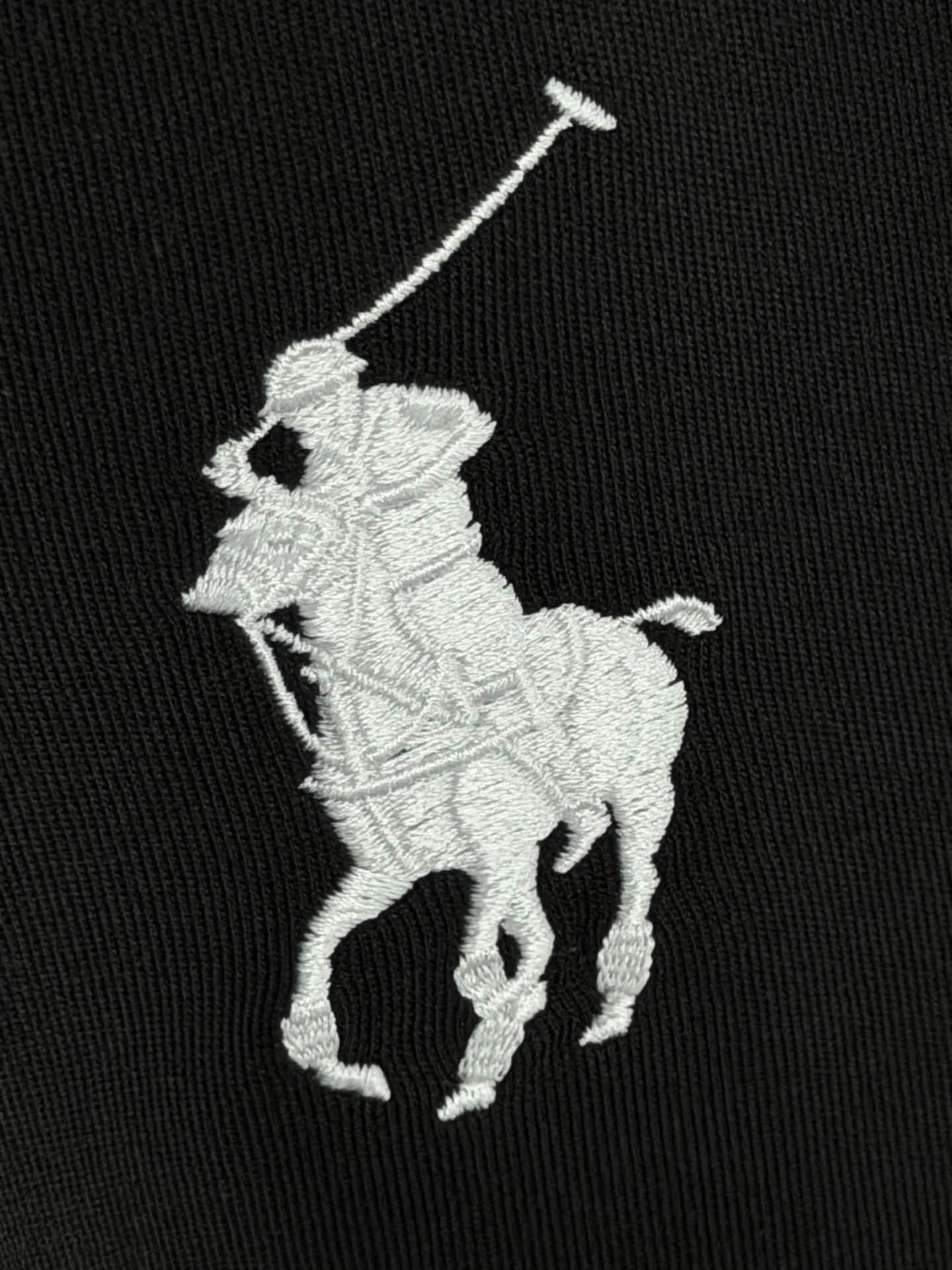 P160 [High Quality]Ralph Lauren*Ralph Lauren embroidery micro-label simple‼ ️Short-sleeved T-shirt 💗Ralph Lauren classic short-sleeved T-shirt, custom-made 280g pure cotton fabric, soft and breathable, classic horseback golf🏌️ embroidery on the chest, logo + logo embroidery on the back, simple and recognizable. Round neck design, neat tailoring, customized 280g pure cotton fabric, soft and smooth to the touch, great breathability, super comfortable to wear in summer! The same loose version for men and women, OK to wear alone or layered, versatile ~ 𝐂𝐎𝐋𝐎𝐔𝐑: black white 𝐒𝐈𝐙𝐄: S-xL Size chart: S: Shoulder width 51 - Bust 55 - Clothing length 70 M: Shoulder width 53 - Bust 57 - Clothing length 72 L: Shoulder width 55 - Bust 59 - Clothing length 74 XL: Shoulder width 57 - Bust 61 - Clothing length 76